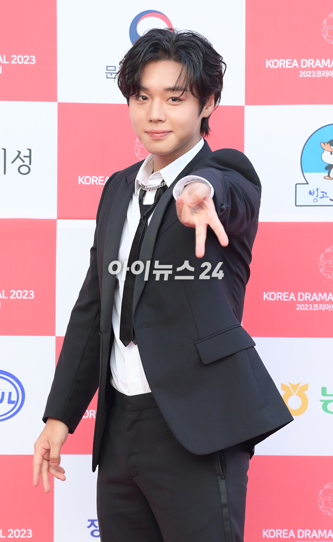 배우 박지훈이 14일 오후 경남 진주시 경남문화예술회관에서 열린 '2023 코리아드라마어워즈' 레드카펫 행사에 참석하고 있다. [사진=정소희 기자]