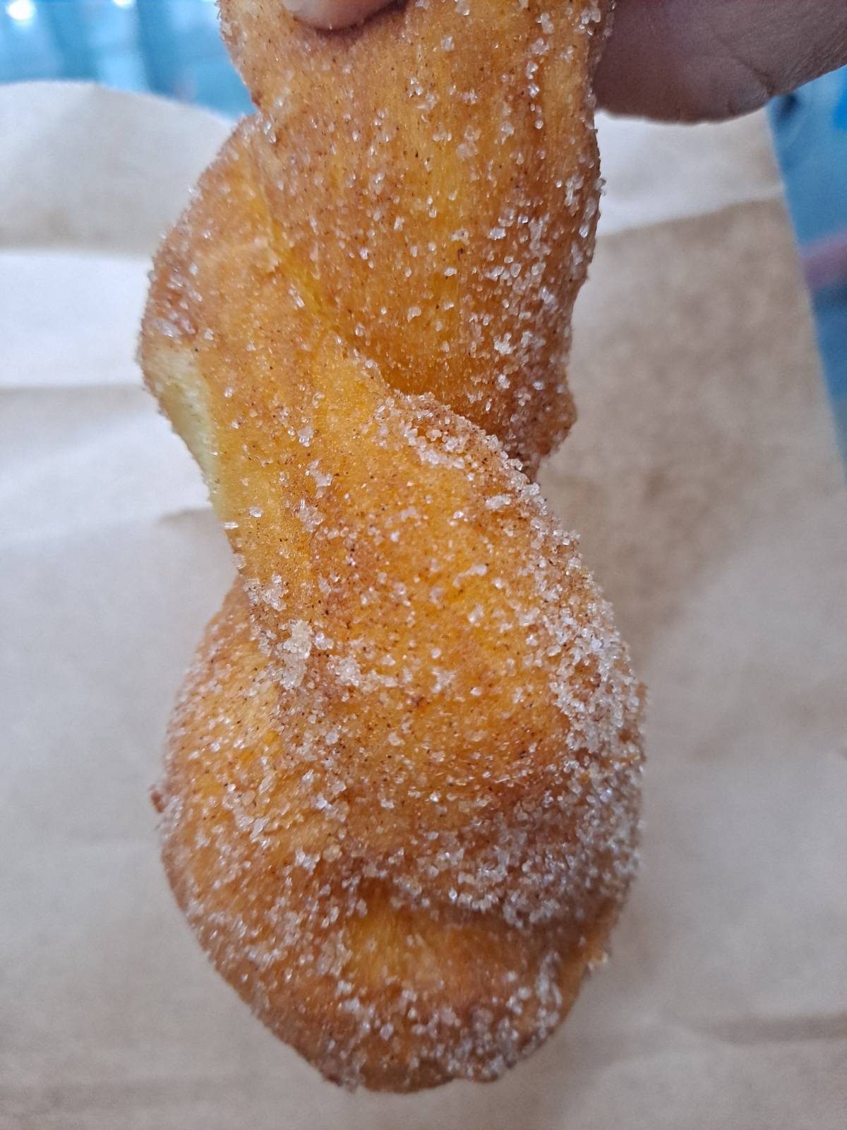 설탕 가득 묻힌 꽈배기