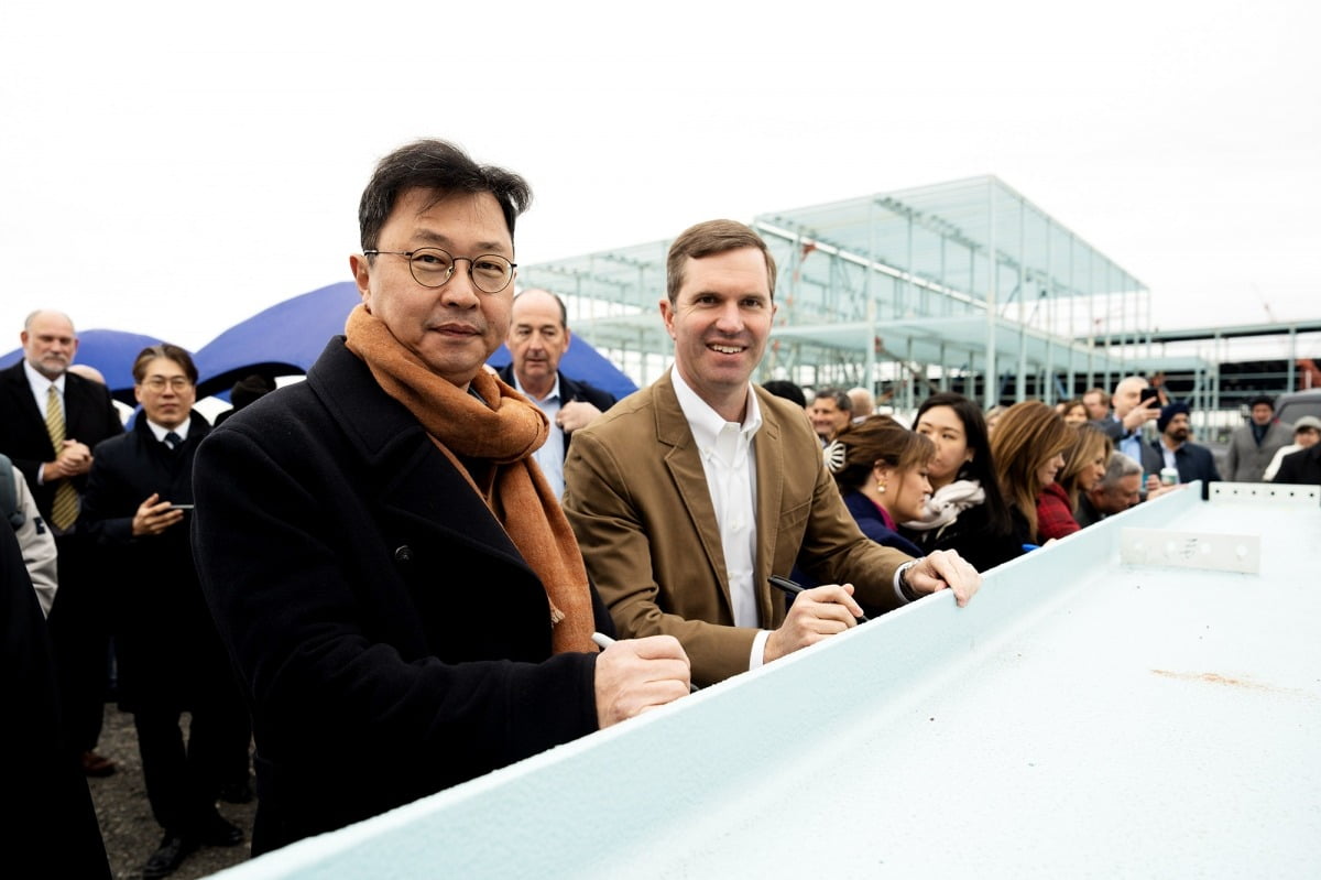 최재원 SK그룹 수석부회장과 앤디 버시어 켄터키 주지사 등이 2022년 12월 5일 (현지 시간) 미국 켄터키주 글렌데일에서 열린 블루오벌SK 켄터키 공장 기공식에서 기념촬영을 하고 있다.