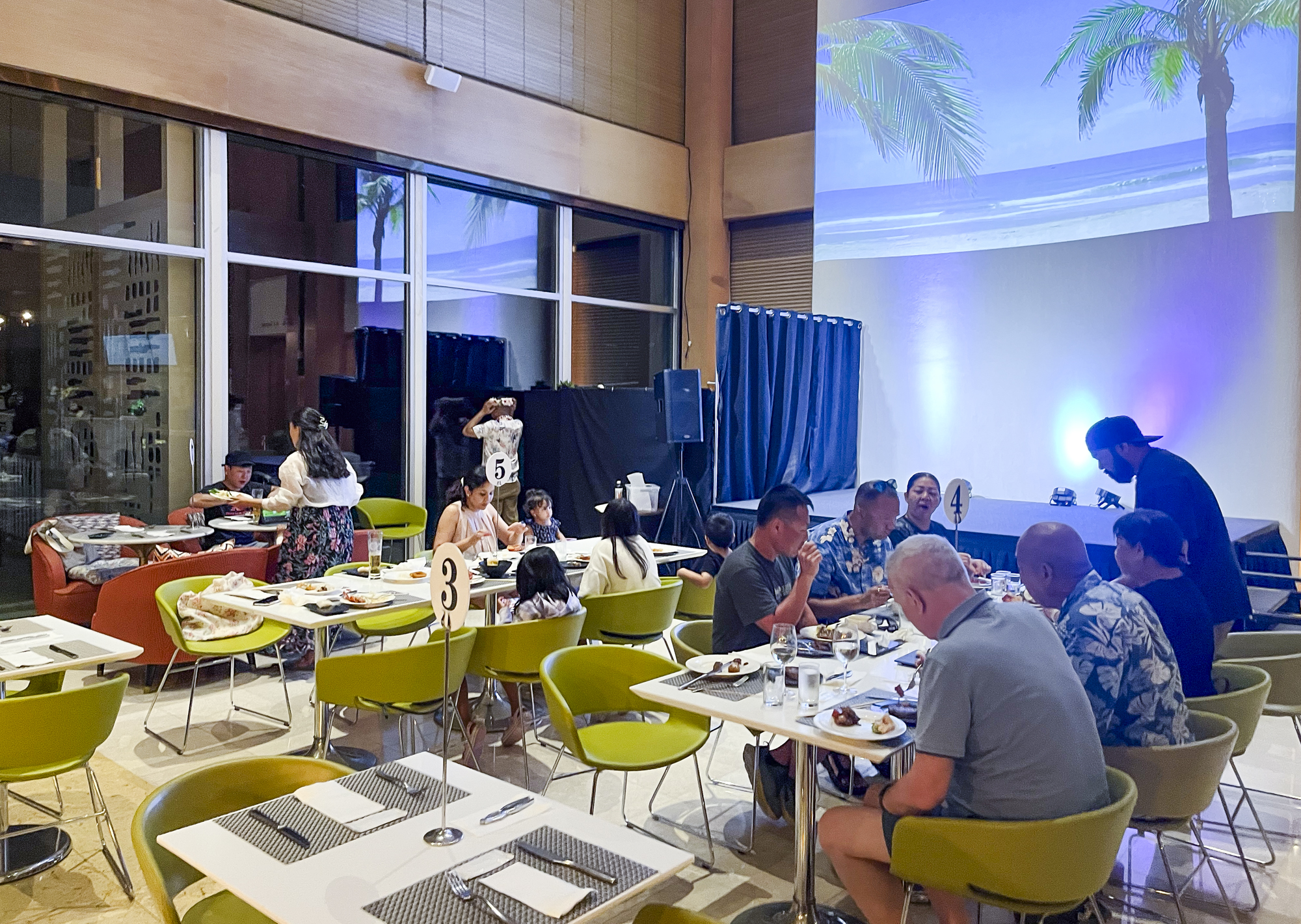 괌 라세느뷔페 로비 테이블