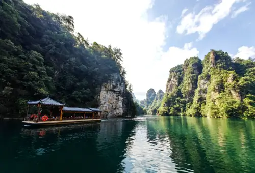 푸른빛을-띠는-물과-푸른-삼림으로-둘러싸인-보봉호