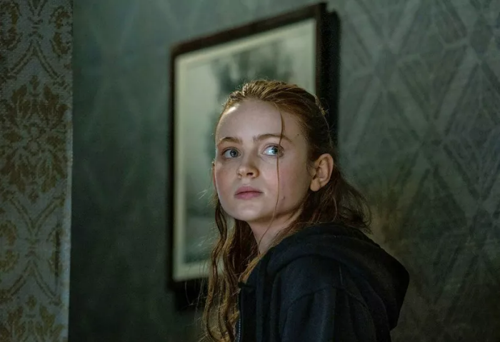 계단 위에서 몸을 돌려 쳐다보는 딸 엘리