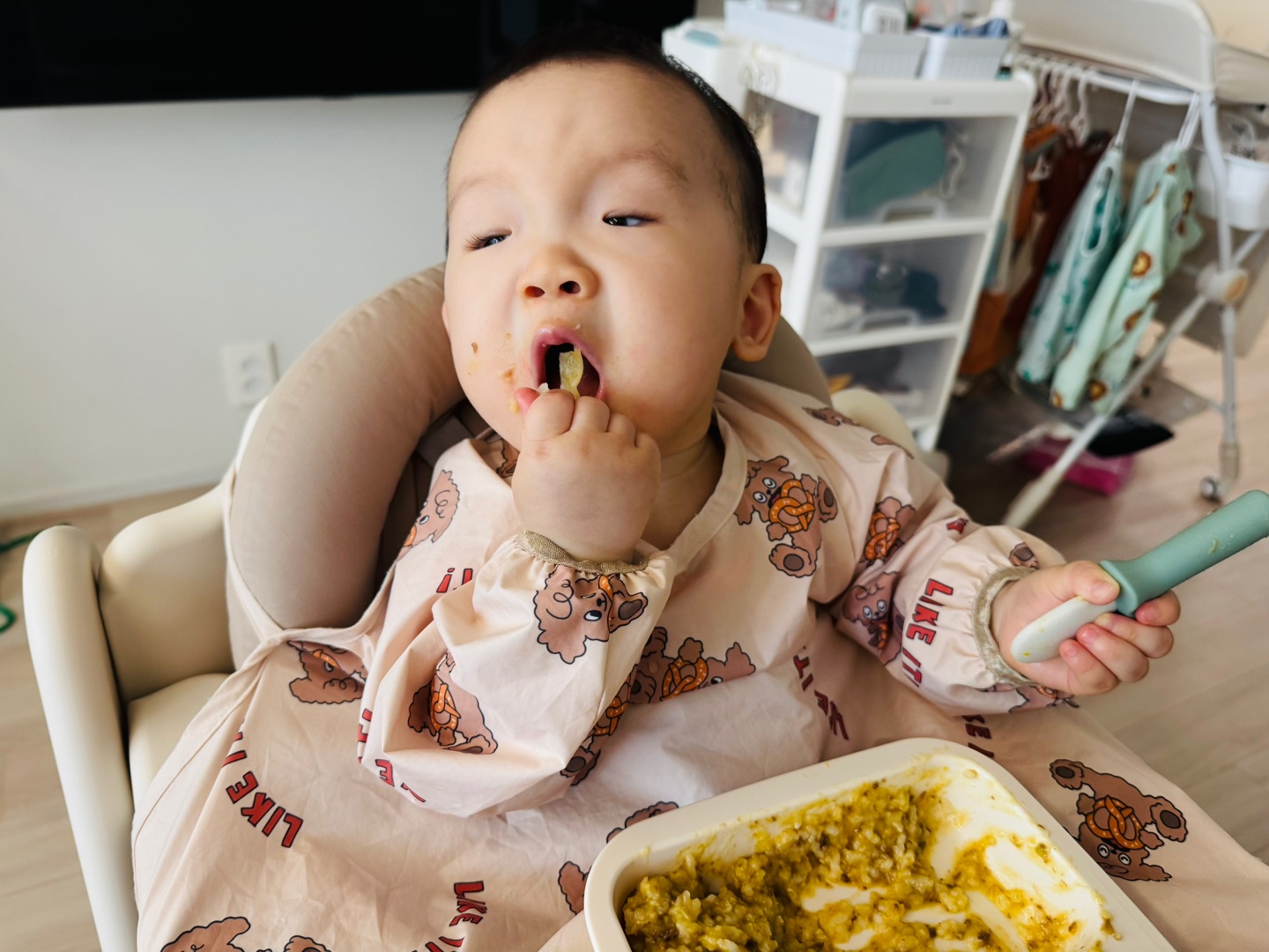 양배추 채소스틱을 입에 넣으며 귀여운 표정을 짓는 자기주도 이유식 중인 찬솔이