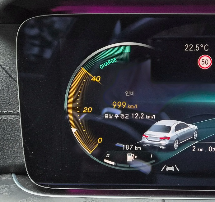 벤츠 E220d 계기판, 주행 중간 연비 12.2 km/L로 표시된 화면