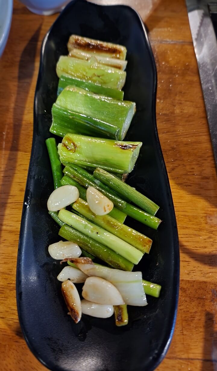 굽은 대파와 마늘쫑