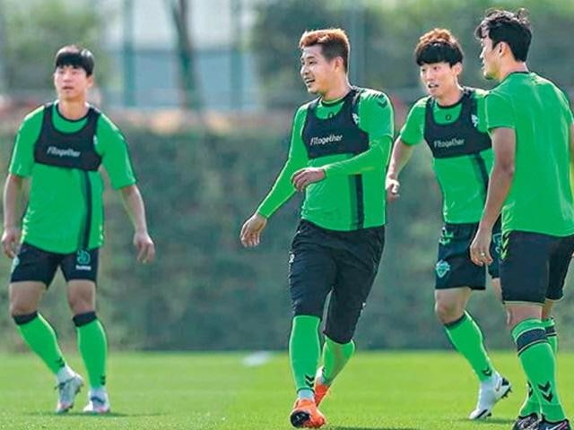 축구선수들이 데이터 측정기를 차고 훈련하는 사진