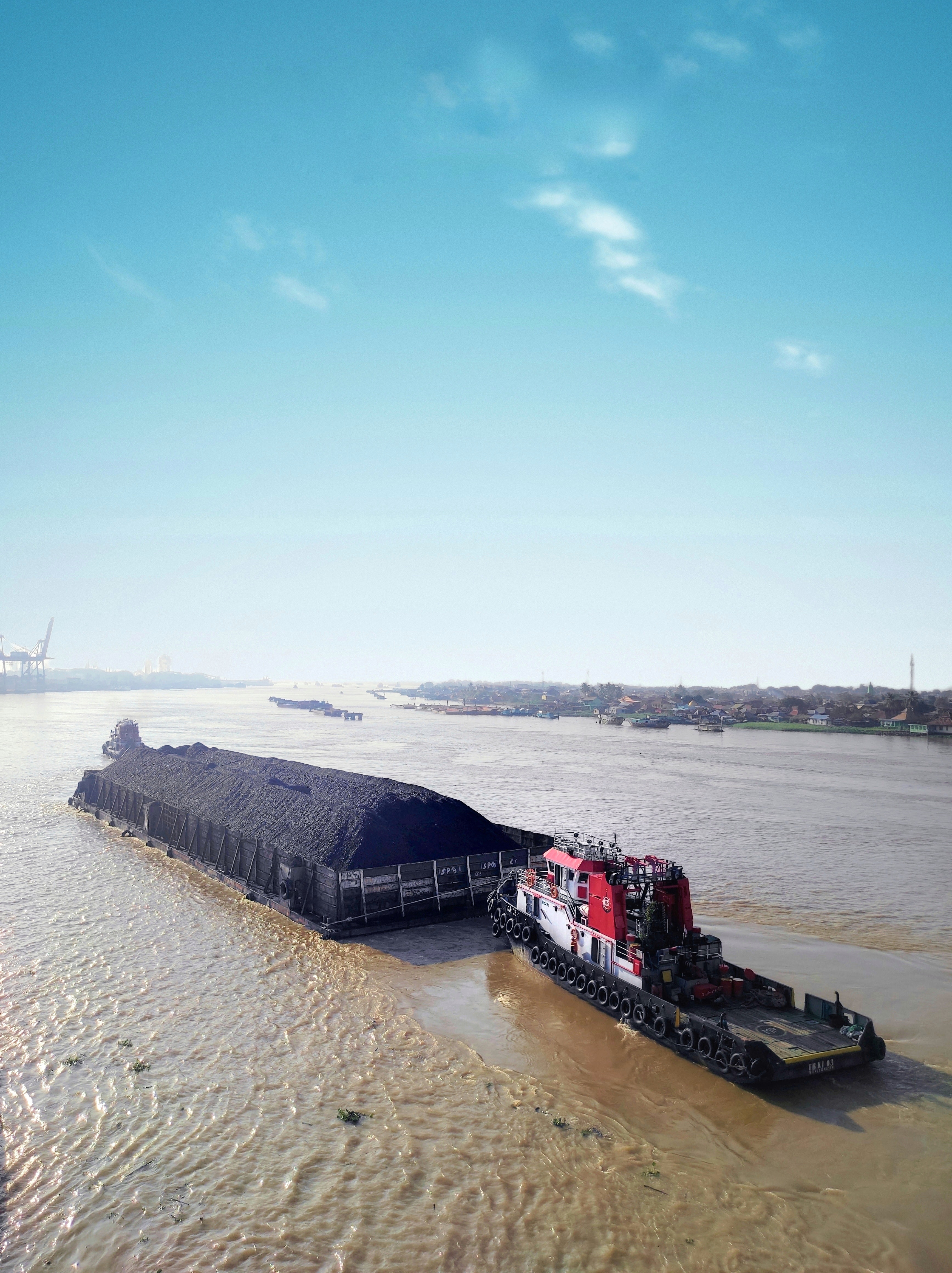 바다위-바지선-벌크자재-동력선이 운반 중