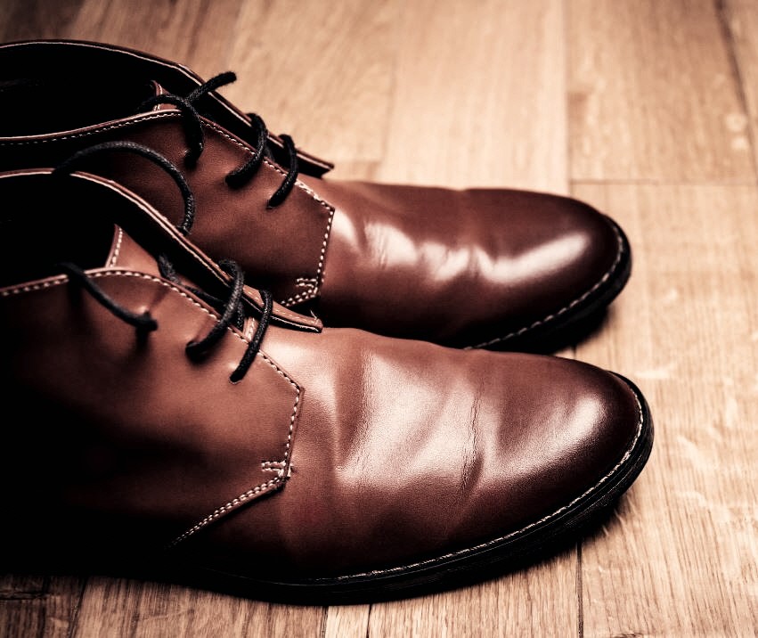 어두운 가죽 신발