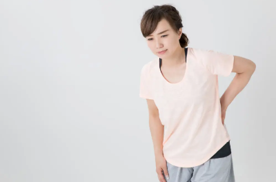 허리가 아픈 여성