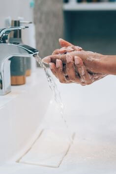 세면대에서-손을-칼칼이-씰는-모습