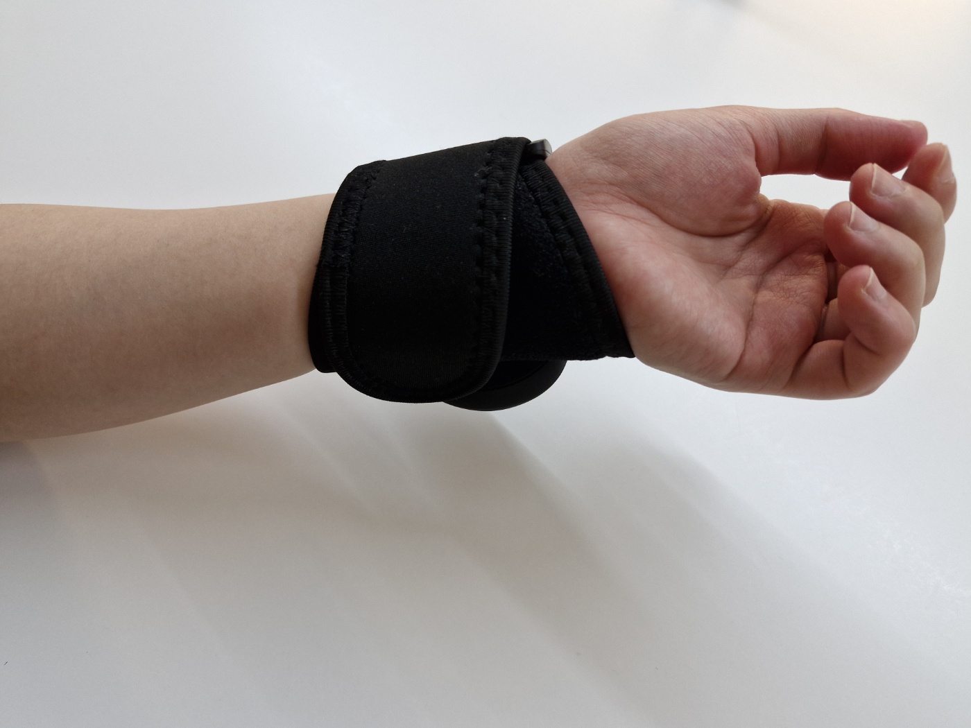 손목에 착용한 히트스팟W 마사지기, 실제 착용 후면