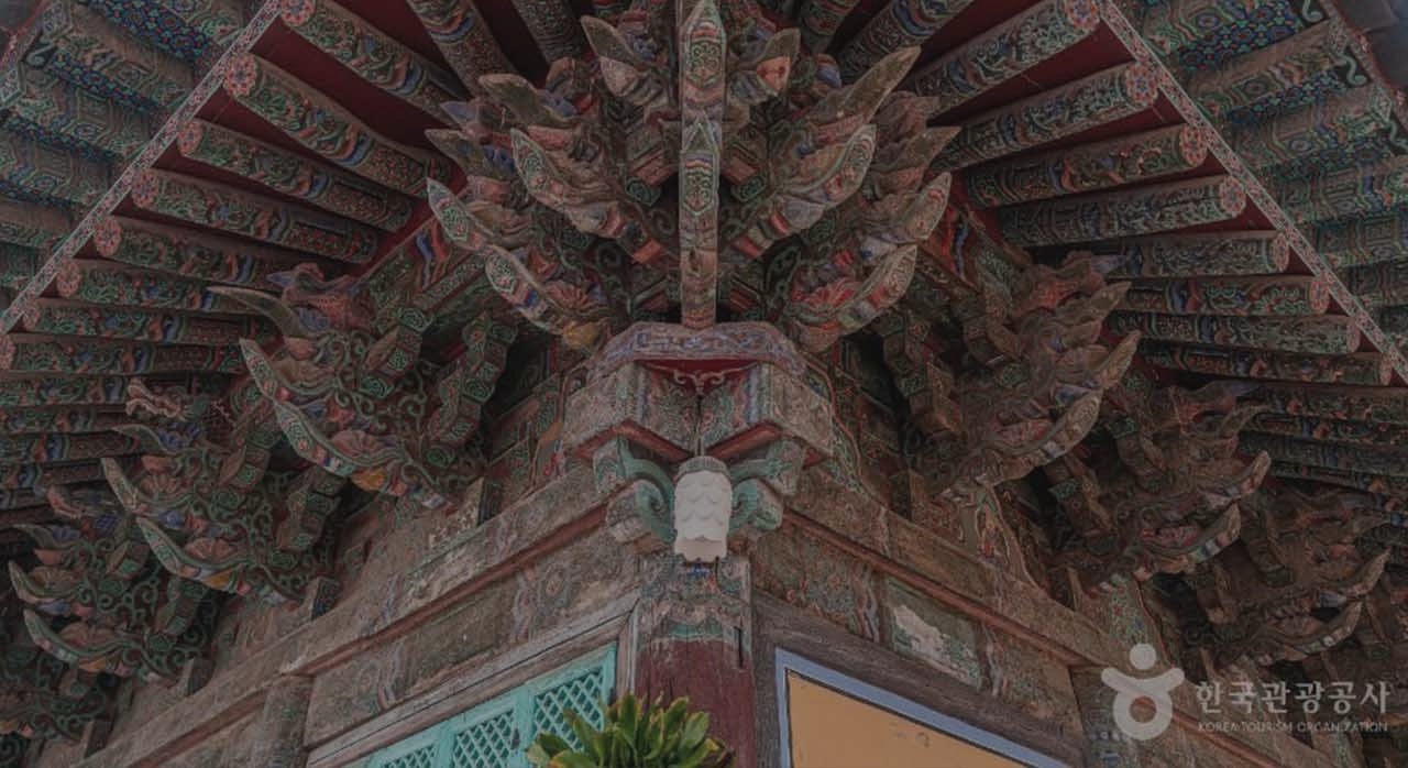 화려한 단청과 공포 구조가 드러난 불국사 대웅전 처마 내부 모습. [ⓒ대한민국 구석구석]