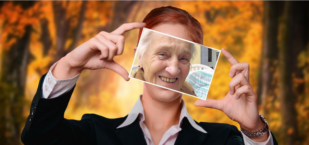 나이든 여성 사진