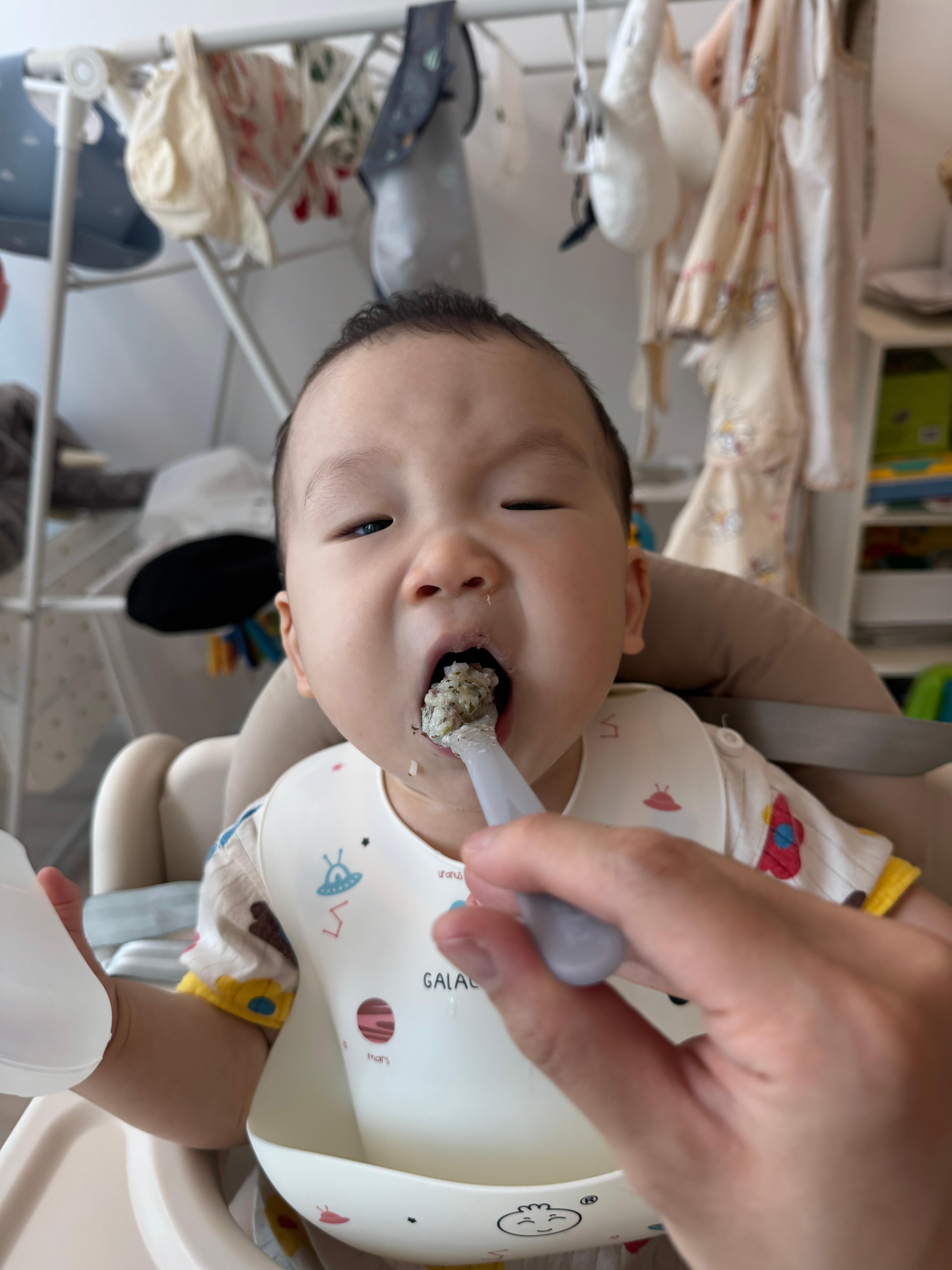 소고기감자아욱죽을 맛있게 받아 먹는 10개월 아기 사진