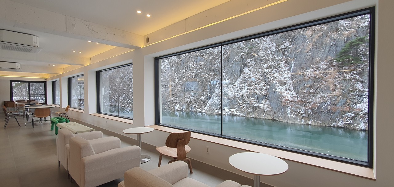 카페 내 창가 뷰 사진