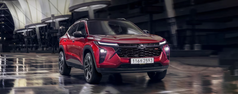 레드색상의 트랙스 크로스오버 전신 이미지