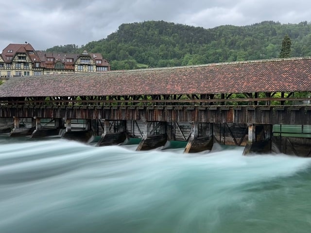 유럽의 어느 운하에서 물이 흐르는 풍경