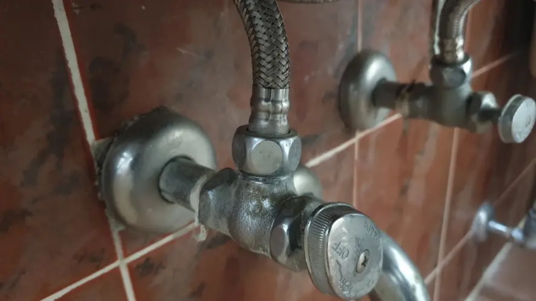 세면대 급수호스 연결 모습
