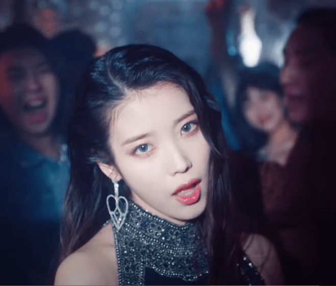 노래하고있는-아이유