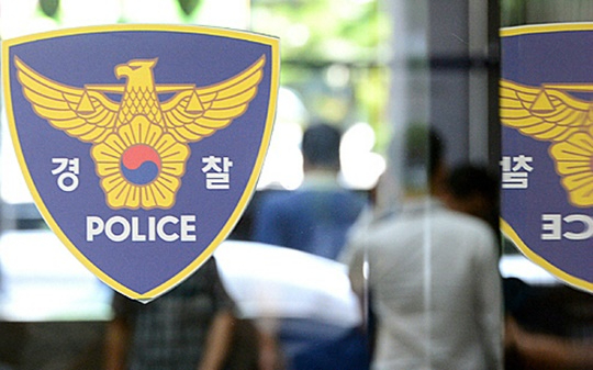경찰이 지난 26일 서울 동대문구 일대에서 흉기를 들고 배회, 경찰관을 다치게 한 60대 남성 A씨를 현행범으로 체포했다. 사진은 한 경찰관서에 부착된 경찰 로고. [사진=뉴시스]