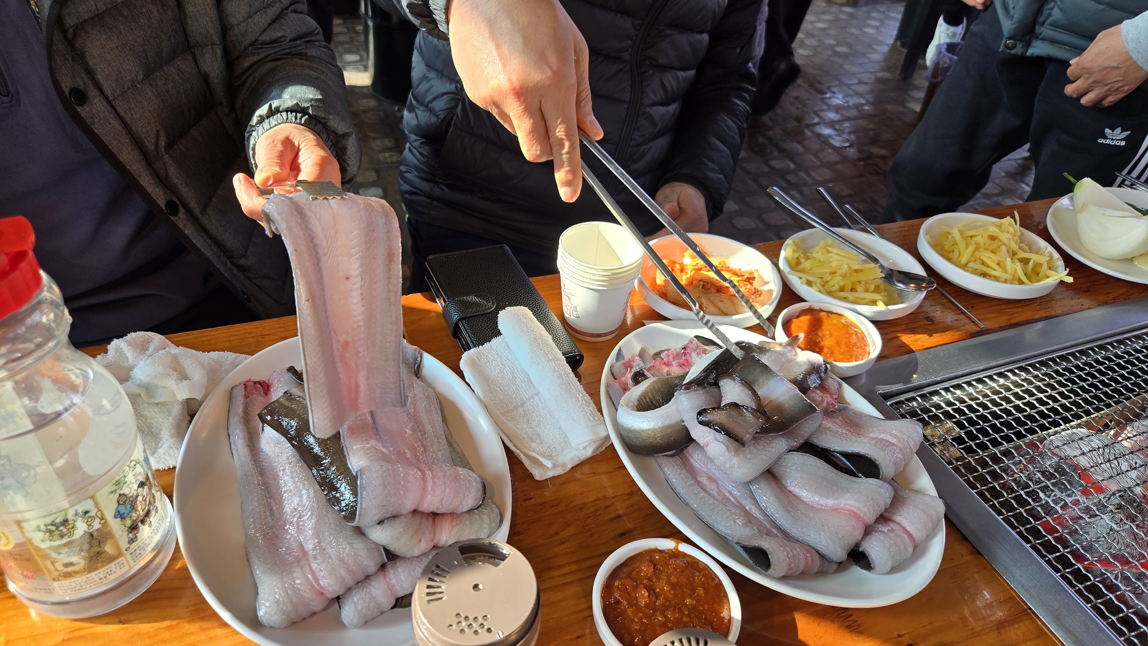 두툼하게 손질된 풍천장어 &mdash; 신선한 장어의 질감이 그대로 보인다
