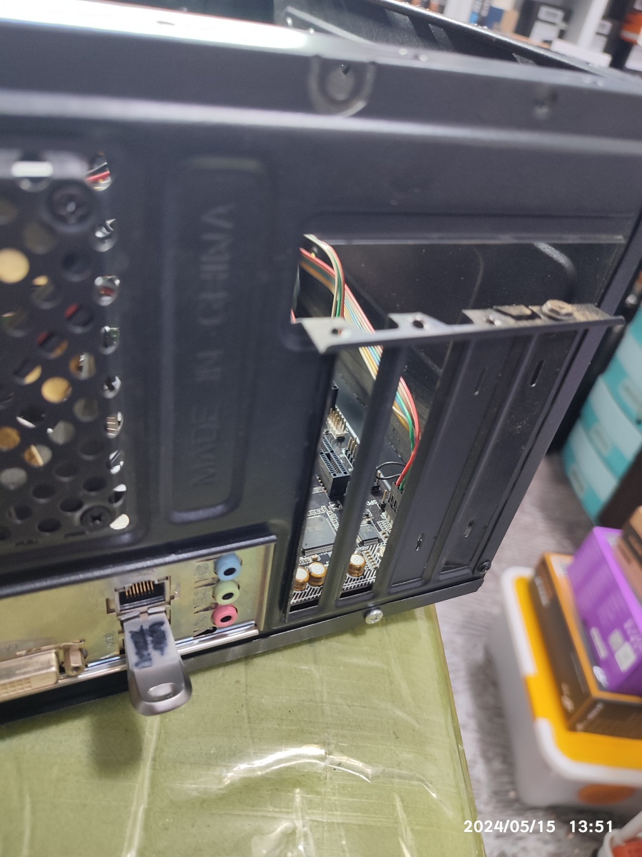 뺀찌로 케이스를 집었습니다.