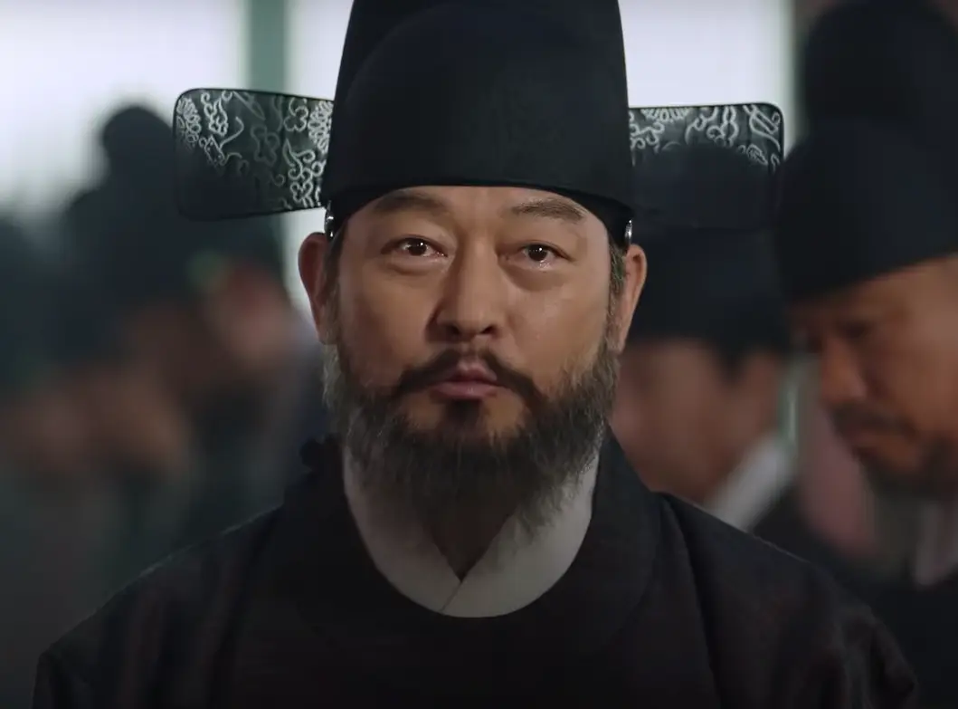 세작- 보라색 관료복에 검은색 관료모자를 쓰고 흰 긴수염에 당당하게 말하는 김종배