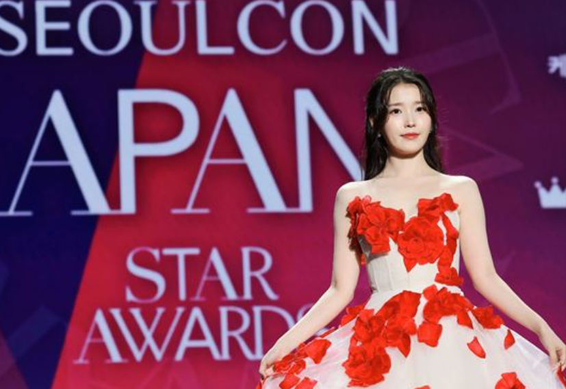 아이유, &lsquo;에이판 스타 어워즈&rsquo; 대상 수상