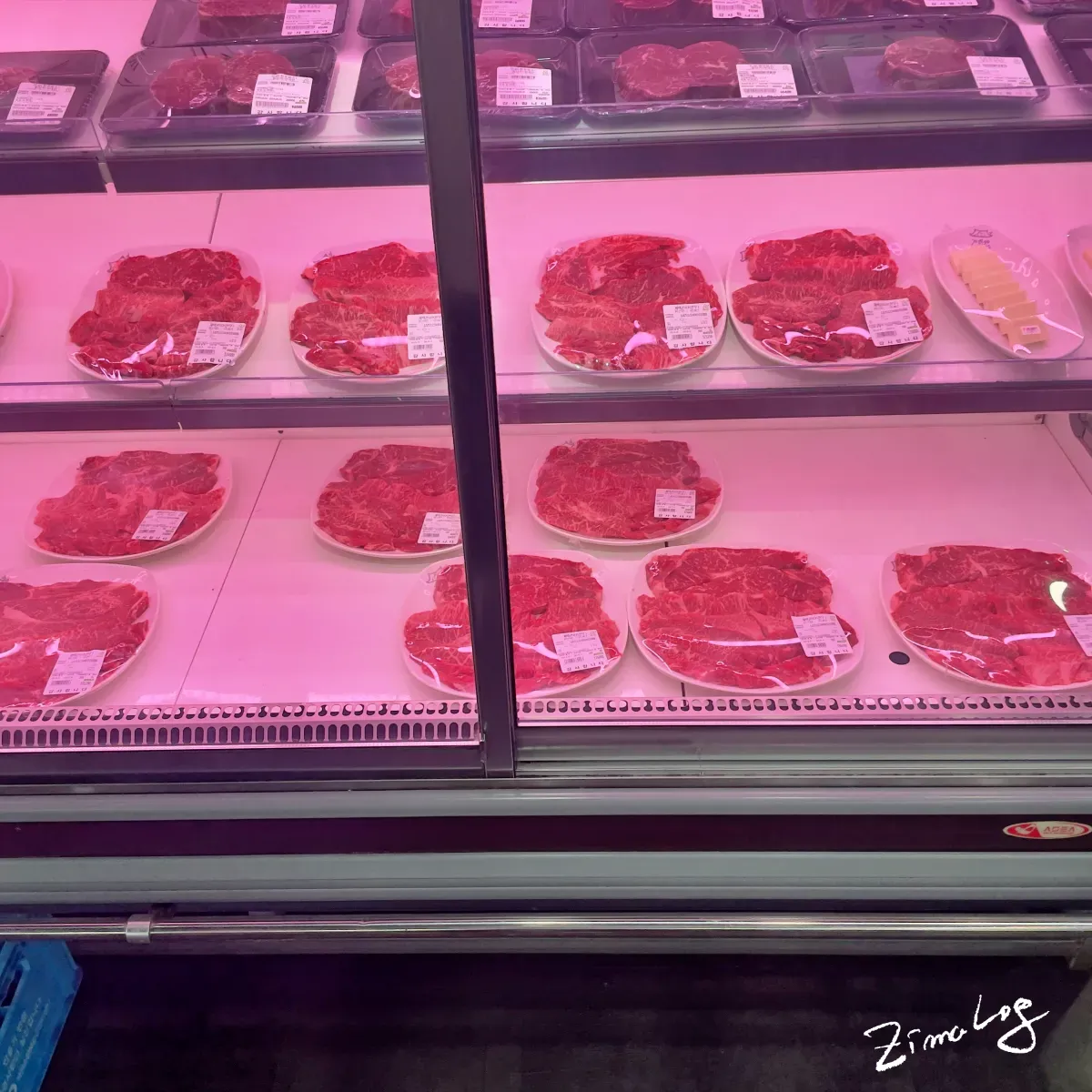 계백관 고기 판매대 여러가지 고기들이 접시에 담겨 냉장실에 전시되어 있음