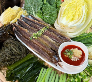 과메기와 초장과 마늘 등이 맛있게 차려져 있다