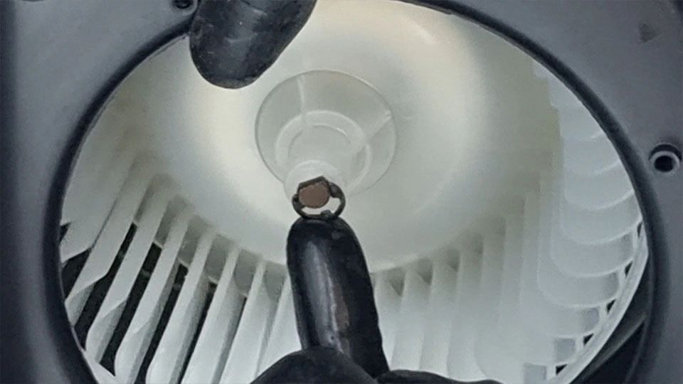 날개 고정 부품 끼우는 방향