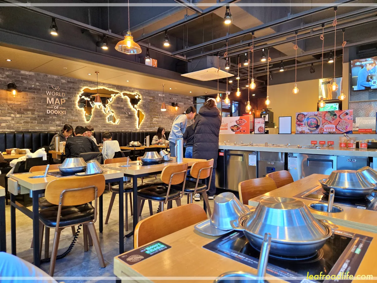 하남-미사-두끼떡볶이-가게-내무-재료-고르는-가족