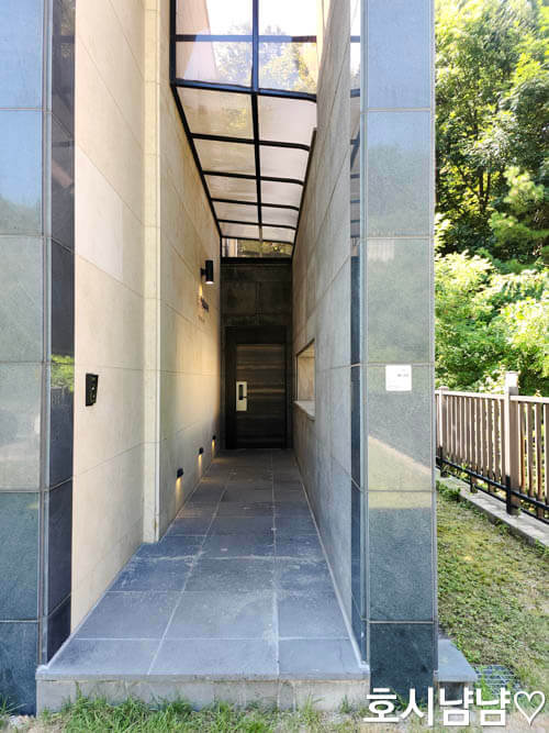 파라365펜션 현관 입구 전경