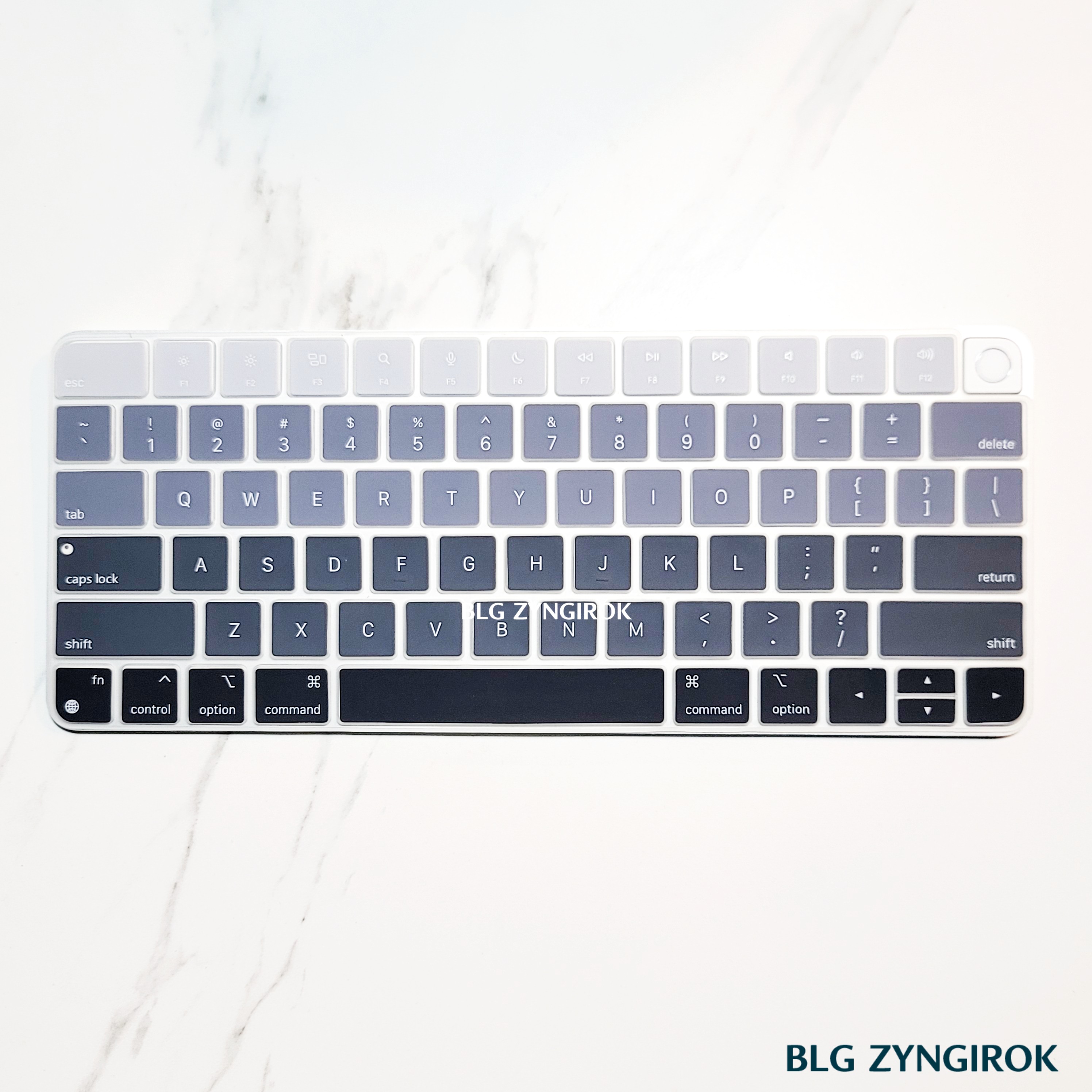 매직 키보드 스킨 장착한 모습이다.