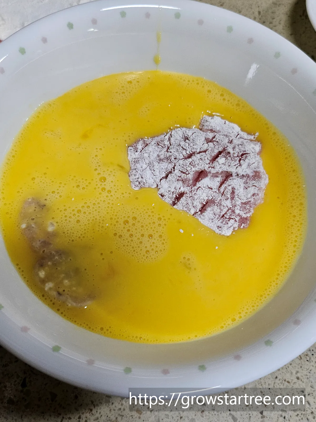 돈까스용 고기에 계란물 입히기