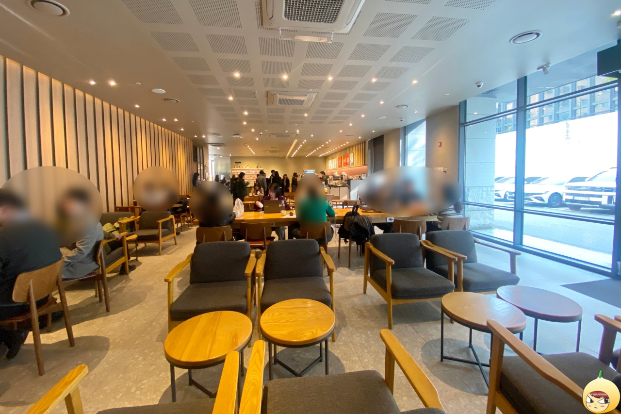 스타벅스 경희궁로점 내부 전경