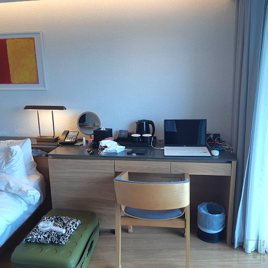 책상에 노트북이 놓여 있습니다.