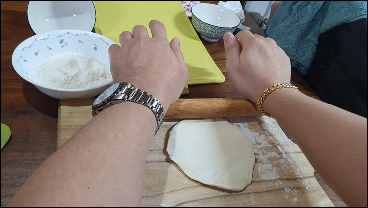 밀가루반죽을-얇게-펴주고있는-사진