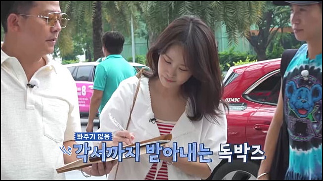 '독박투어3'에서-깜짝-출연한-김지민에게-독박즈의-게임룰에-따르겠다는-각서를-쓰는-김지민을-바라보는-김준호의-모습