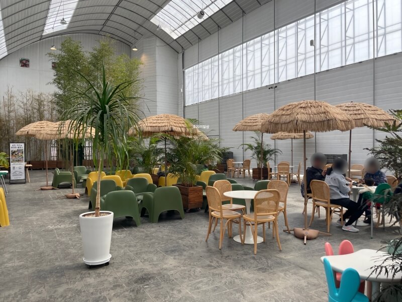용인 대형 베이커리 카페 어반리프 - 플랜트 핏 좌석