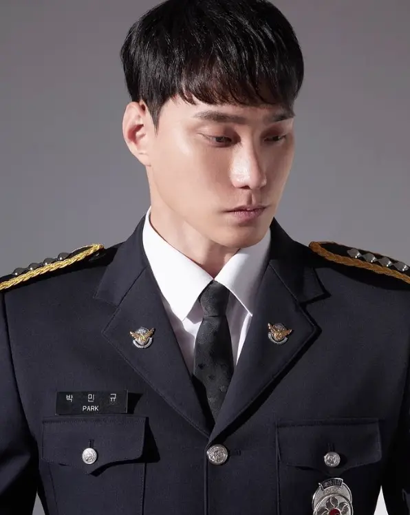 솔로지옥 3- 진한 파란색 제복을 입고 땅을 바라보고 있는 남자출연자 박민규