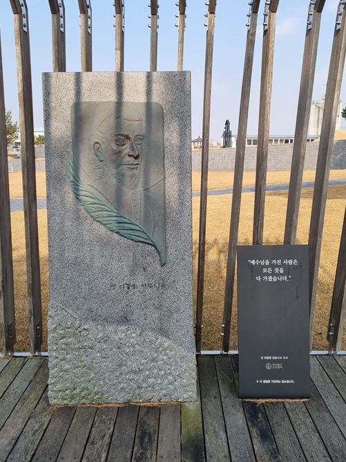 성 다블위 안토니오 주교 부조작품이 있는 경당 사진