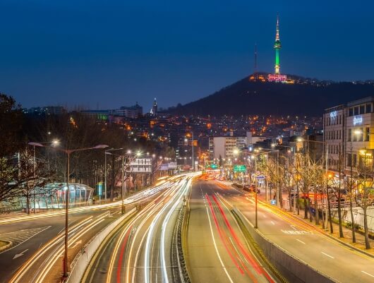 남산타워가 보이는 서울 도로