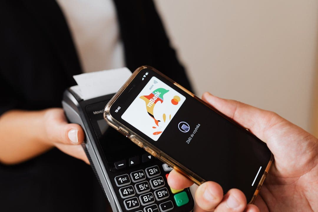 모바일 간편결제 중인 소비자, 제로페이 기반 온누리상품권 활용 장면