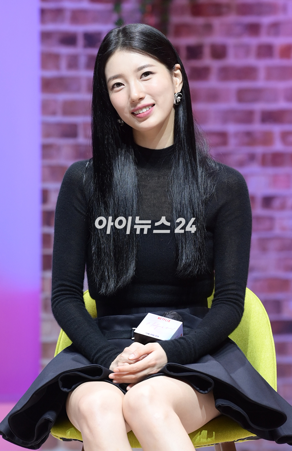 배우 수지가 18일 오전 서울 강남구 삼성동 coex신한카드artium에서 열린 넷플릭스 시리즈 '이두나!' 제작발표회에 참석하고 있다. [사진=정소희 기자]
