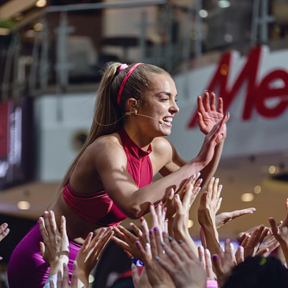 하이파이브 하는 슈퍼스타의 모습