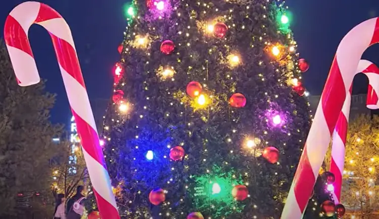 겨울방학 국내 여행지- 반짝이는 트리앞 흰색과 빨간색이 교차된 사탕조형물