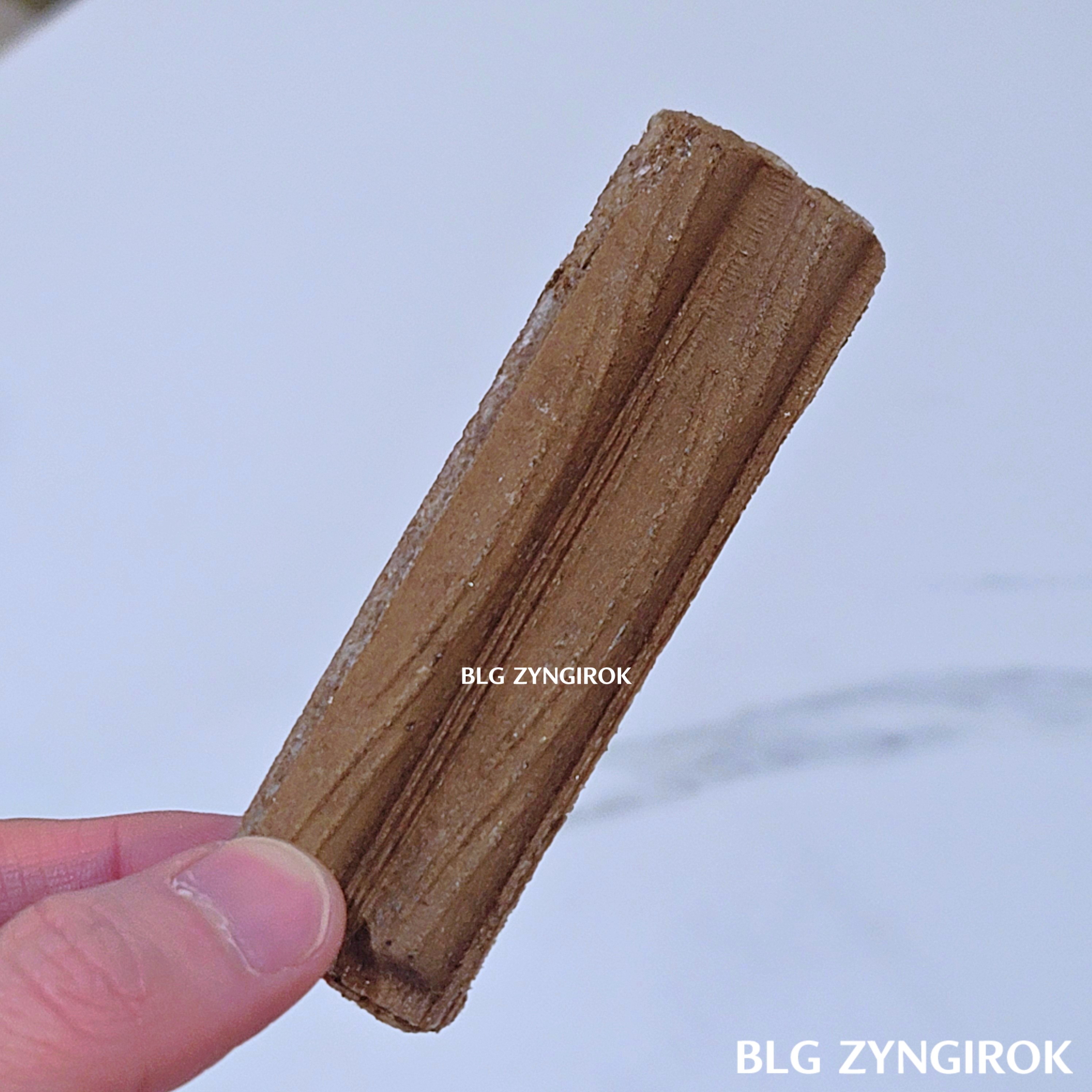 노브랜드 블랙웨이퍼를 들고 있는 모습이다.