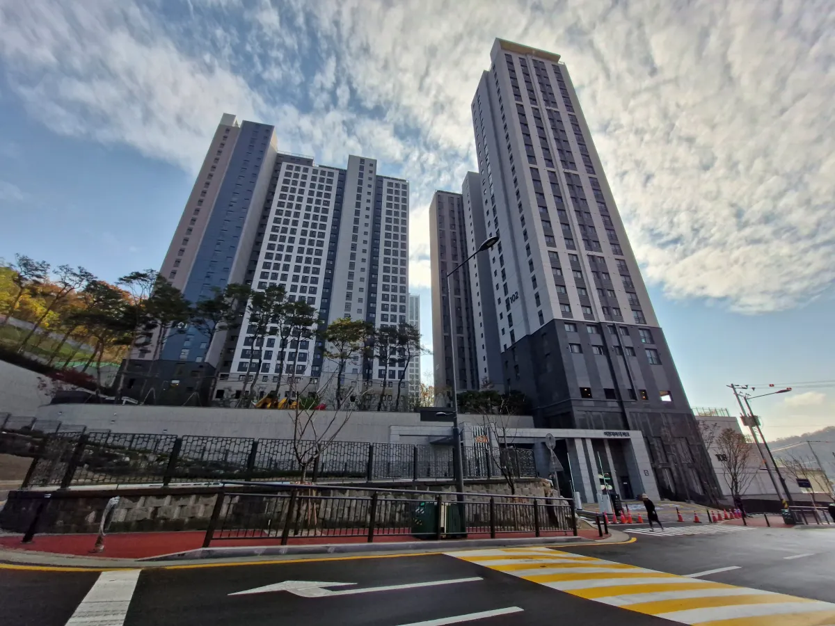 공사를-끝내고-입주를-앞둔-이천자이더파크-아파트