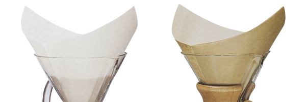 드리퍼 안에 장착된 사각 필터. 왼쪽은 흰색 오른쪽은 옅은 갈색을 띈다.